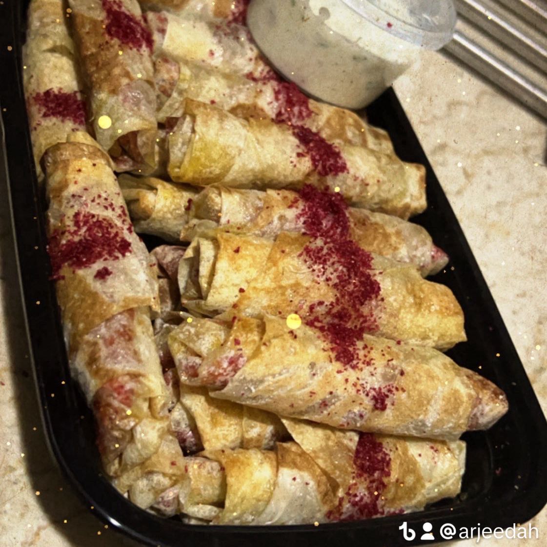 اصابع المسخن المحشيه بالدجاج والمقرمشه مع الصوص اللذيذ