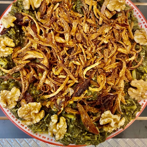 سبانخ بزيت الزيتون والبصل المحمر