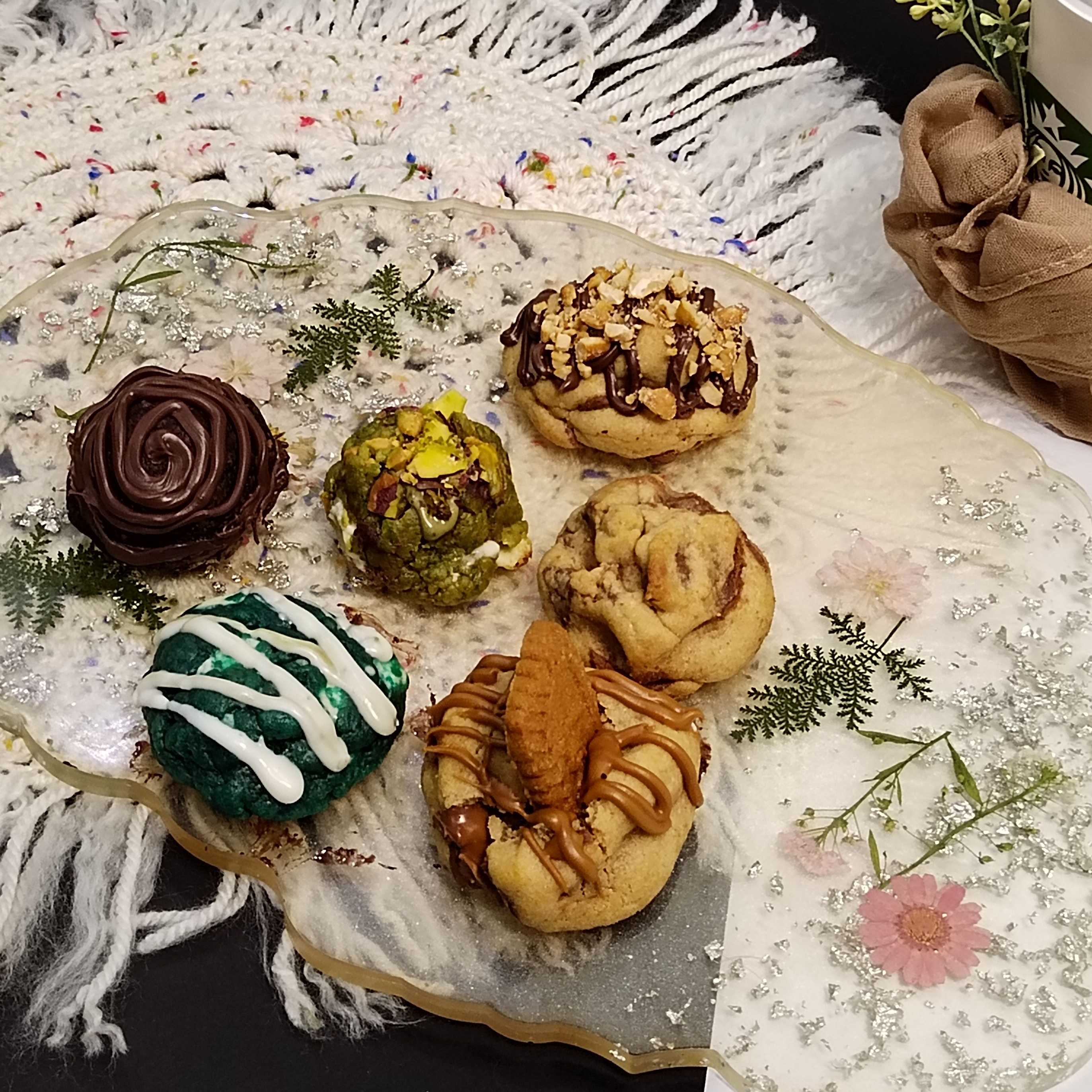 كوكيز  حجم كبير وطرري وبخامه ممتازه  الحبه ٣ونصف ريال سعودي واقل عدد ١٢ حبه
ويوجد كوكيز مييني   بمناسبه اليوم الوطني ٣٠ حبه ٩٢ ريال سعودي.