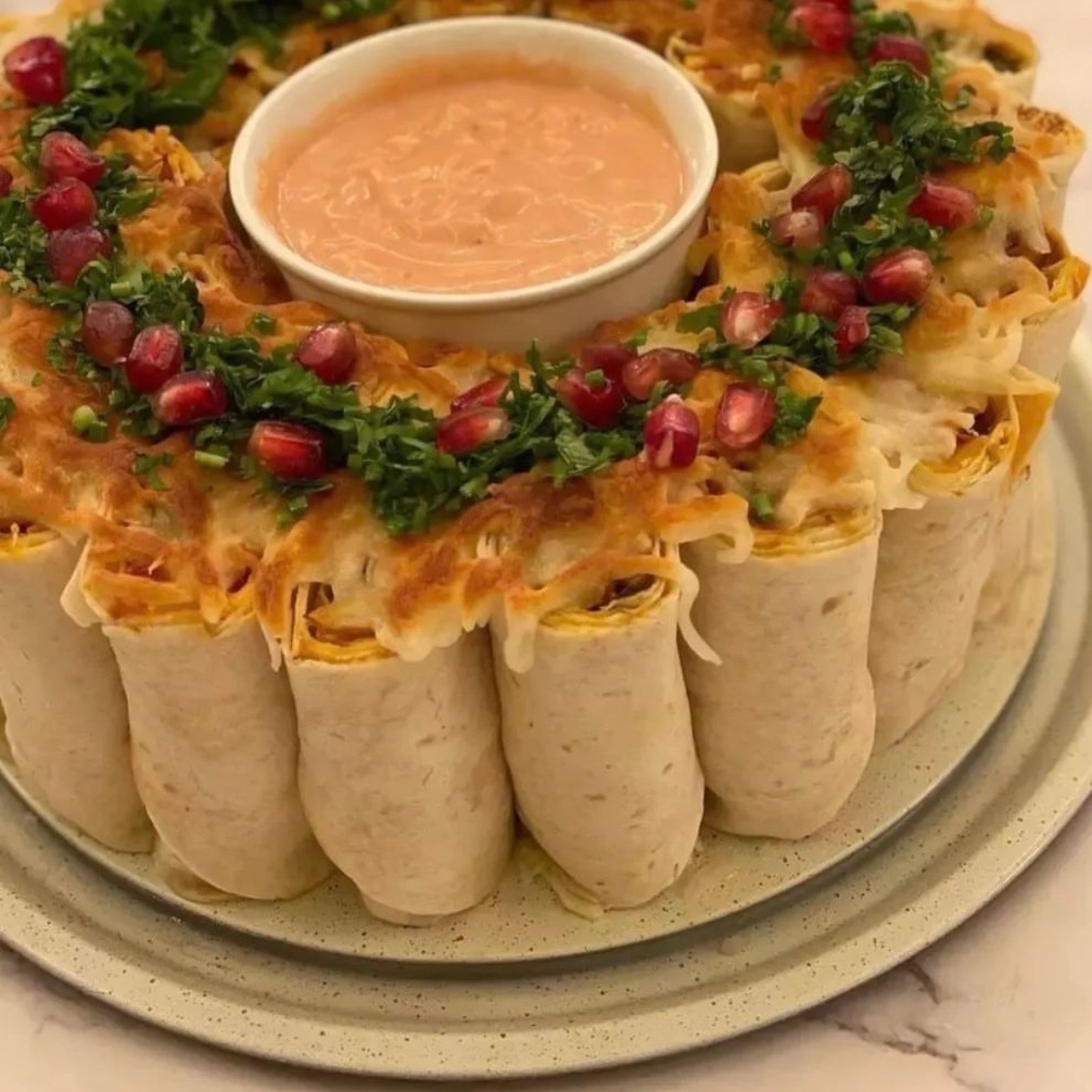 تورتلا بحشوة الدجاج والبطاطس والصوص الخاص