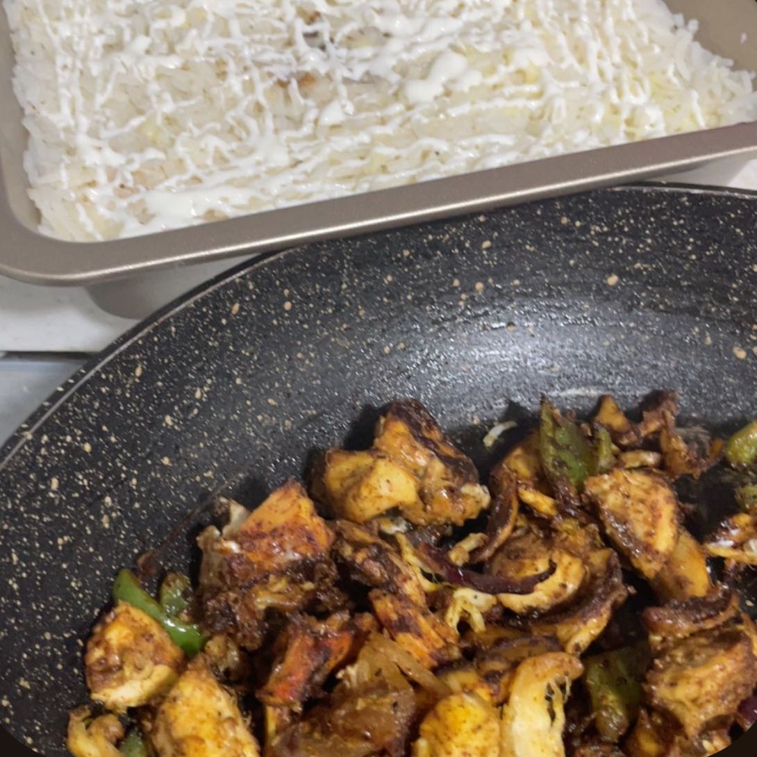 صينية بطاطس مهروس مع حشوة الدجاج🍗
اسوي الصواني على حسب الطلب والحجم وعلى ذالك يتحدد السعر