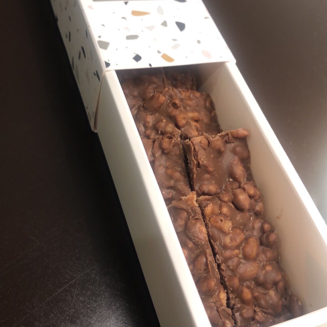 اصابع كرسبي بار الغنية بالشكولاة اللذيذة و المقرمشة