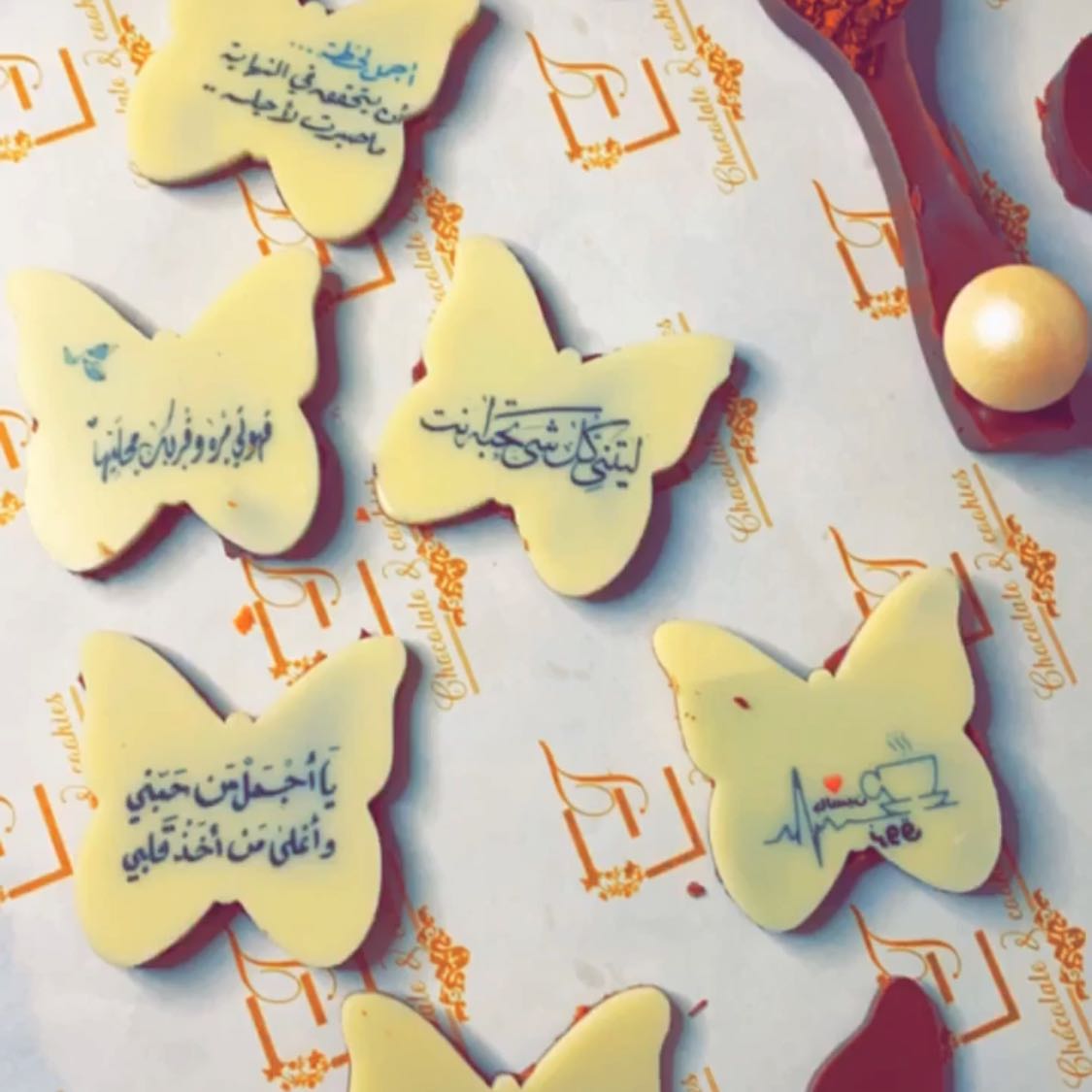 شوكلاته شريحه رقيقه لضيافه مميزه بعدة نكهات مع ملاعق الشوكلاته بحشوة الكابتشينو تقدم مع الحليب الساخن 🍫