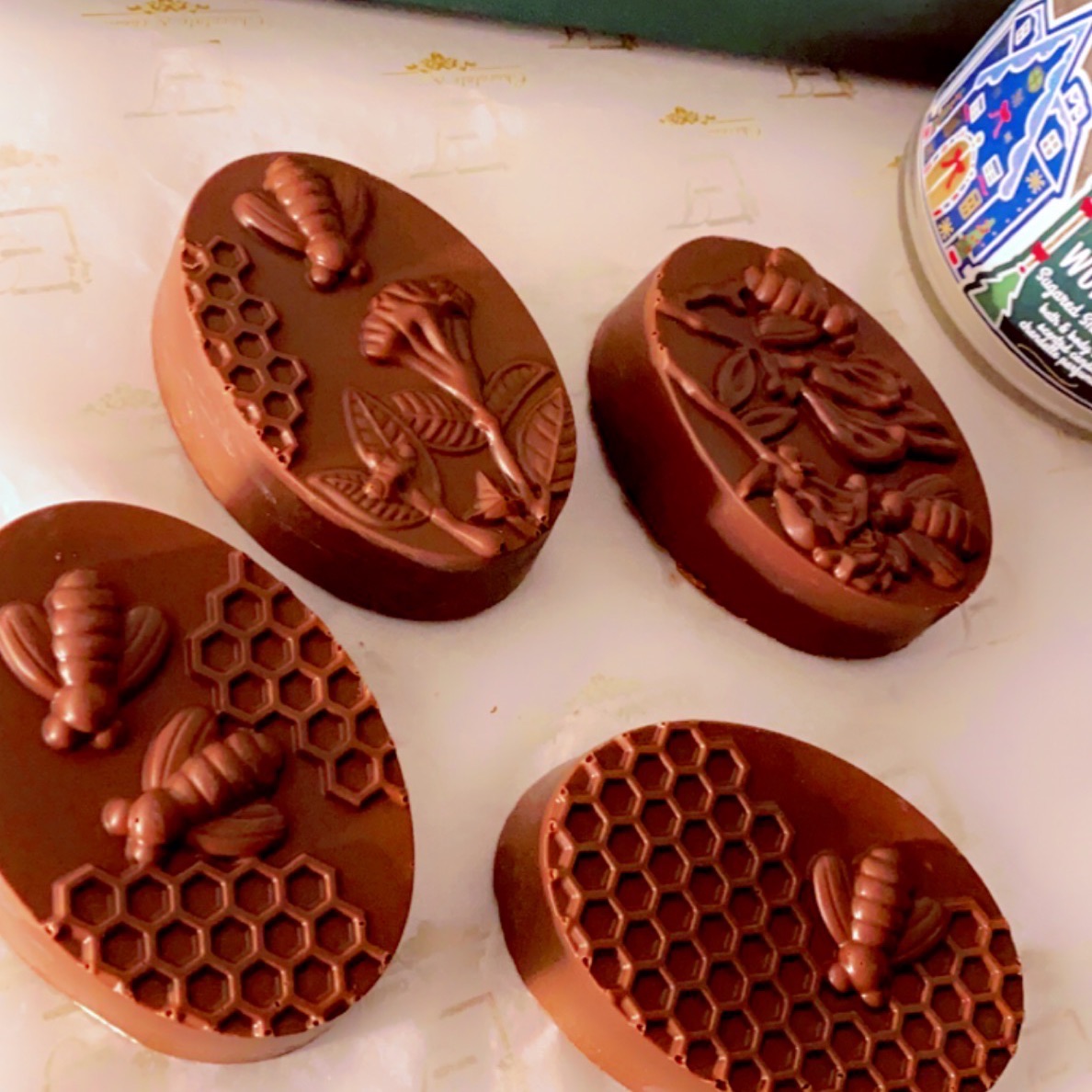 شوكلاته النحله🐝 //شكولاته النحله المميزه 🐝The distinctive bee 🐝الحشوات عاى الطلب بعدة نكهات فاخر لمعرفة التفاصيل تواصل عاى الواتس وبالامكان اضافة هديه داخل الشوكلت😍🍫