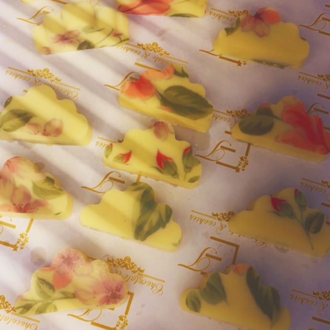 شوكلاته الغيوم محشيه بستاشيو رفايلو وحشوات مختلفه والطباعه على الطلب✨