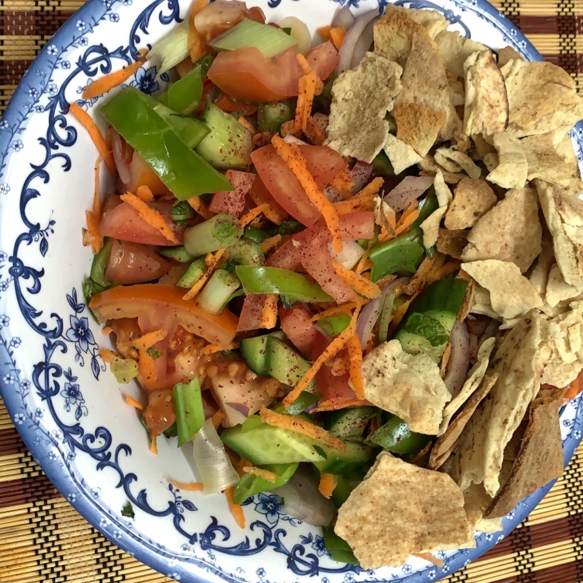 سلطة فتوش مع الخبز المحمص والمتبل بالثوم والفلفل الاسود والكمون