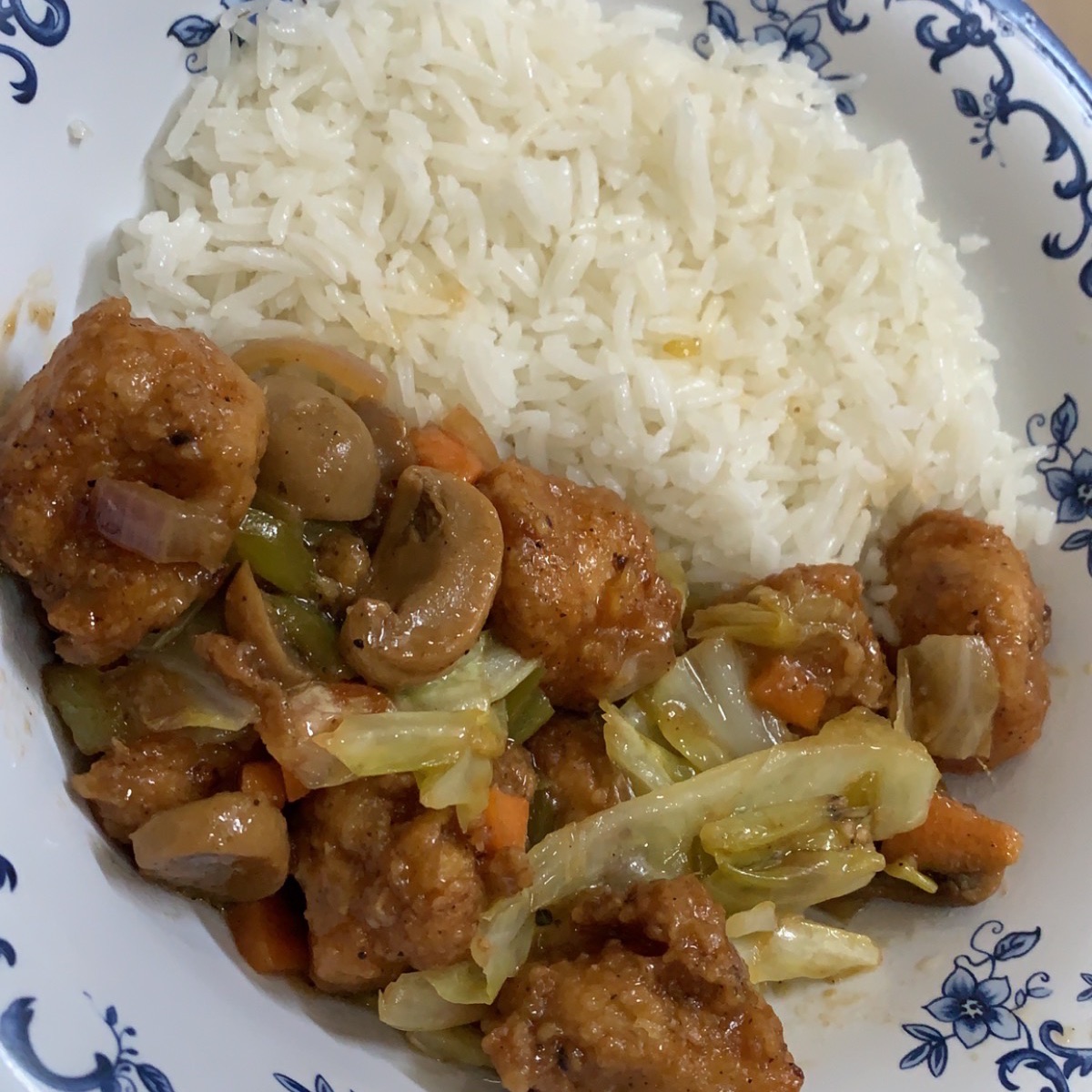 كانتون صيني سبايسي بطعم الصويا والزنجبيل الاخضر والخضار جزر فلفل رومي بدون رز