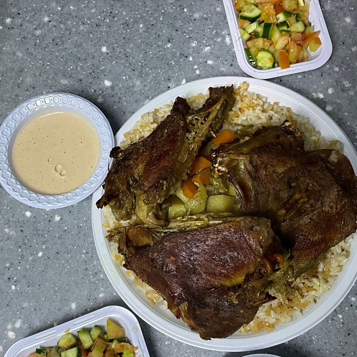 بط مشوى مع الرز والخضار