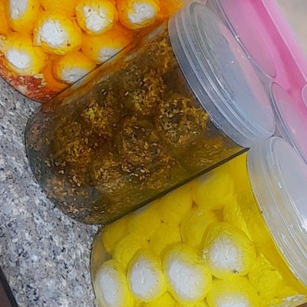 لبنة مدحبرة سادة أو مع زعتر أو مع شطة أو حبة البركة