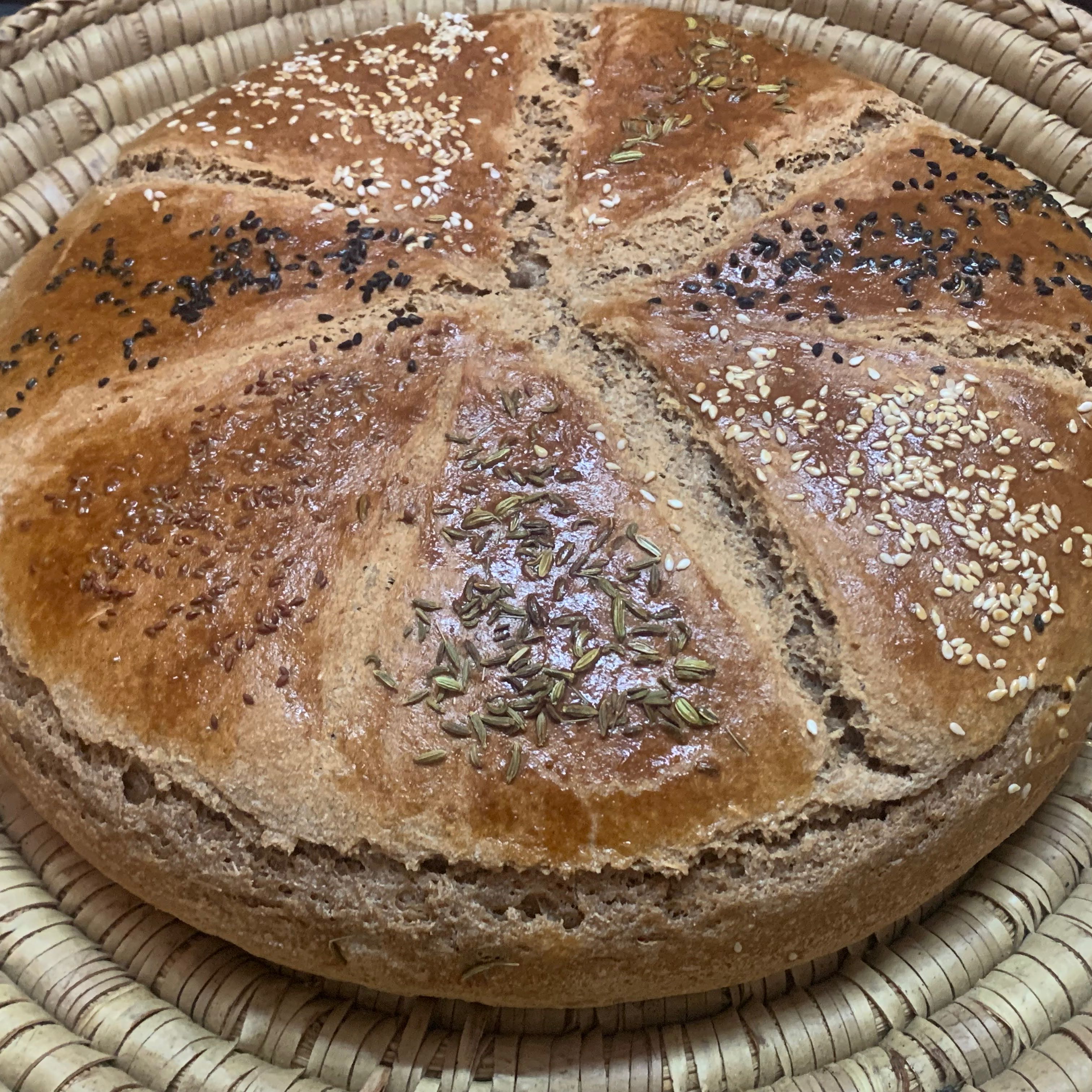 خبزة بالبر الاسمر منفوشة وطيبة تؤكل مع النواشف واللبن او الشوربة او الايدامات او السمن والعسل