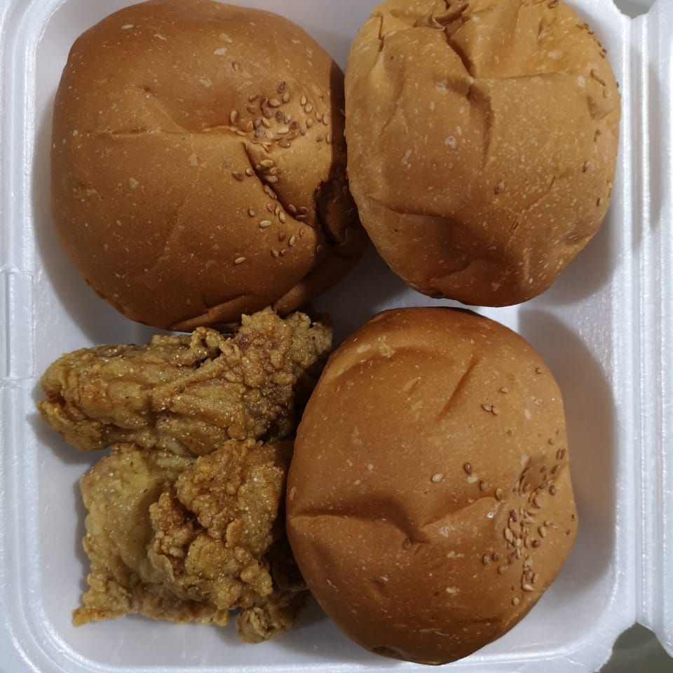 ٢ قطعة وجبة بروست مع ٣ خبز كيزر مع كول سلو مع بطاطس فرايز و مع ببسيى إضافة قطعة ثلاثه ٢٠ج