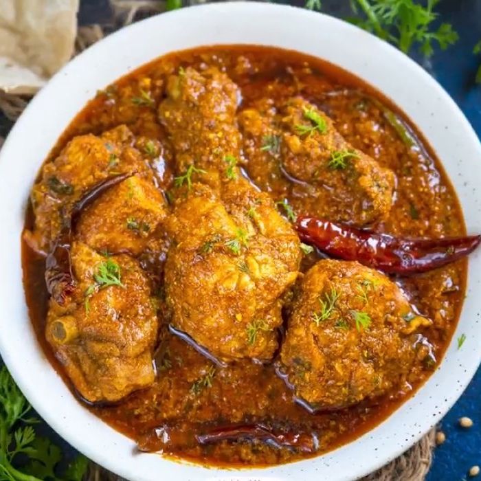 وحبة فراخ تندورى مع رز بسمتى مع مخلل و سلطة