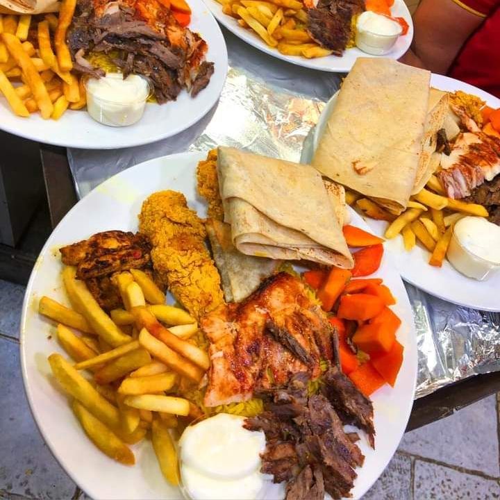 تشكيلة شاورما فراخ و لحمة مع  قطع استربس مع فرايز و مخلل و عيش و سمبوسه تكفى فردين