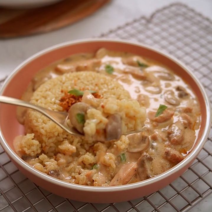 وجبة قطع  الفراخ مع الصوص الابيض بالكريمه و والرز  المكرامل