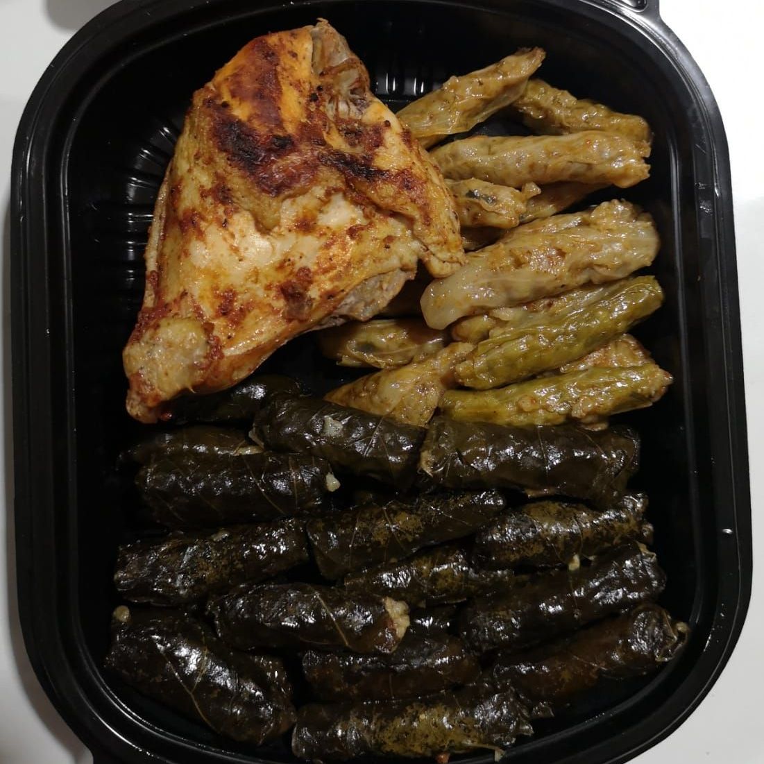 وجبة محشى ورق عنب و كرنب مع ربع فرخه مع سلطة الزبادي و شوربة لسان عصفور