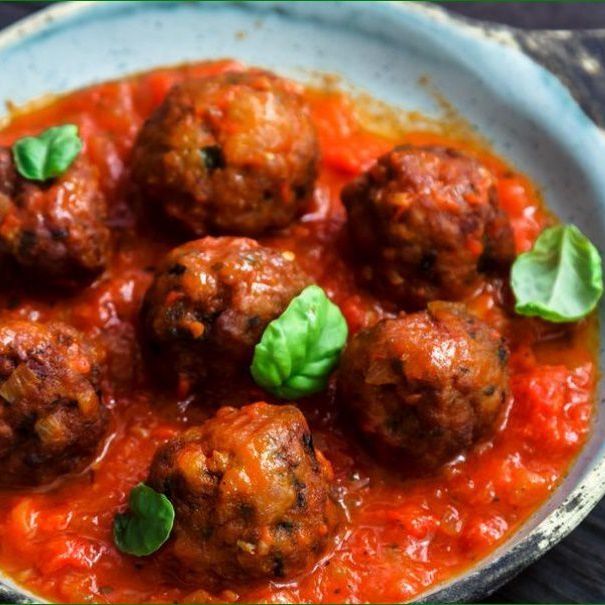 ميت بول بالصوص الأحمر او الابيض مع رز ابيض او رز بالشعرية مع سلطة و مخلل