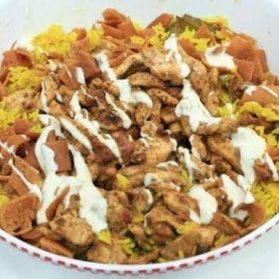 شاورما فراخ او لحم مع الرز البسمتى و الصوص الابيض مع مخلل و صوص مخصوص