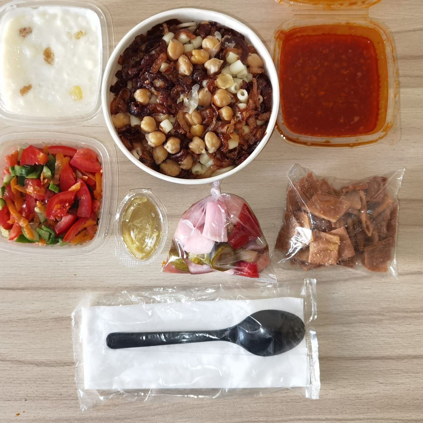 الكشرى المصرى المتميز و المبهر  وارقى من أعظم محلات الكشرى بمصر مع مخلل و عيش محمص