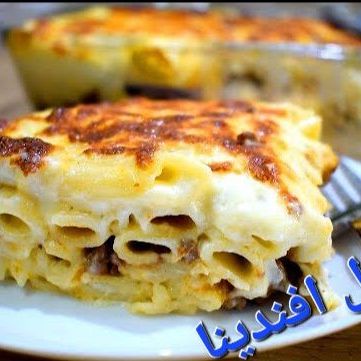 مكرونة بشاميل باللحمة المفرومة يقدم مع مخلل