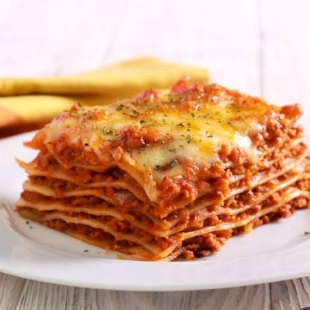 لازانيا باللحمة المفرومة مع فرايز او ٢ قطعة استربس مع مخلل وشوربة