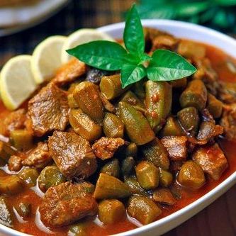 طاجن بامية باللحمة مع رز مع مخلل و شوربة و عيش