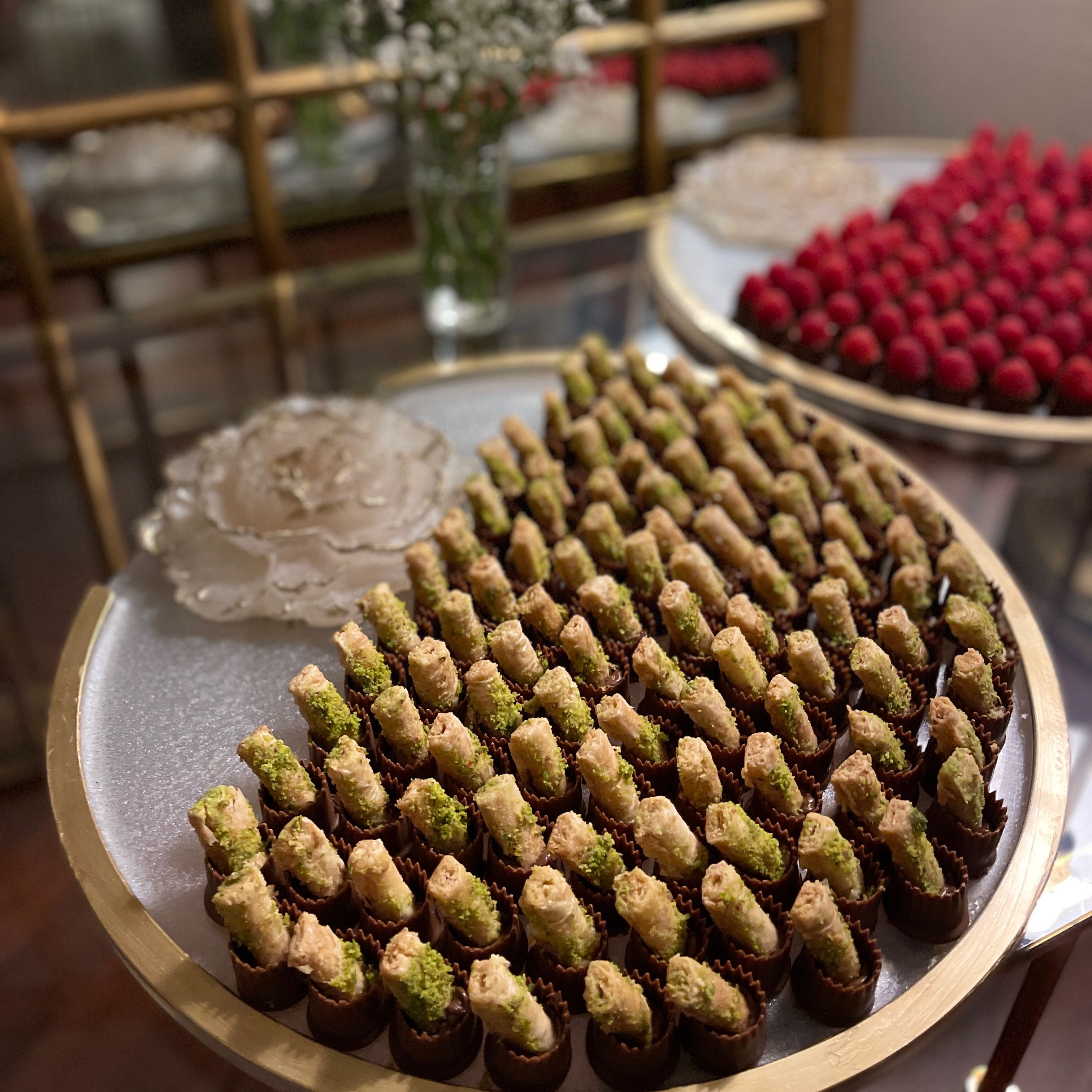 شوكولاتة بحشوة النيوتلا والبقلاوة 
100 حبه