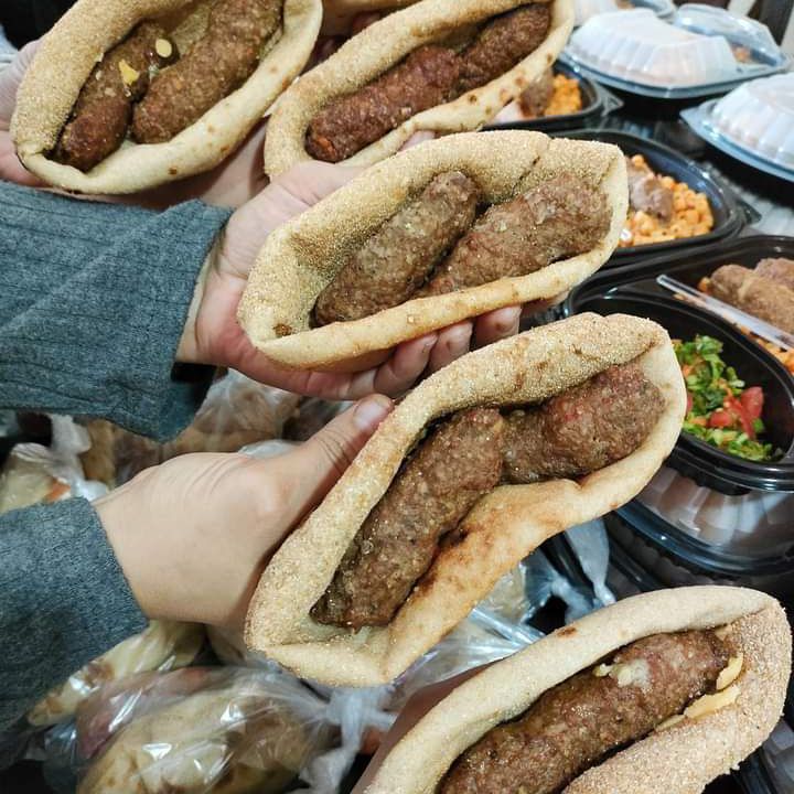 وجبه مكونه من
عيش بلدي + 2 صباع كفته + سلطه خضره