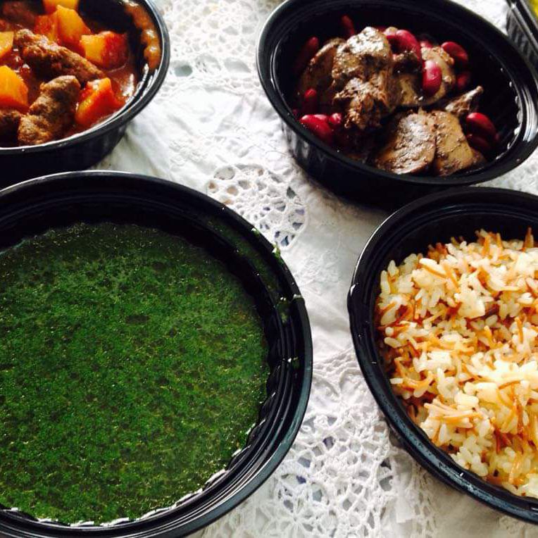 ملوخيه ورز بالشعريه مع قطع اللحم وسلطه خضراء تكفي فرد