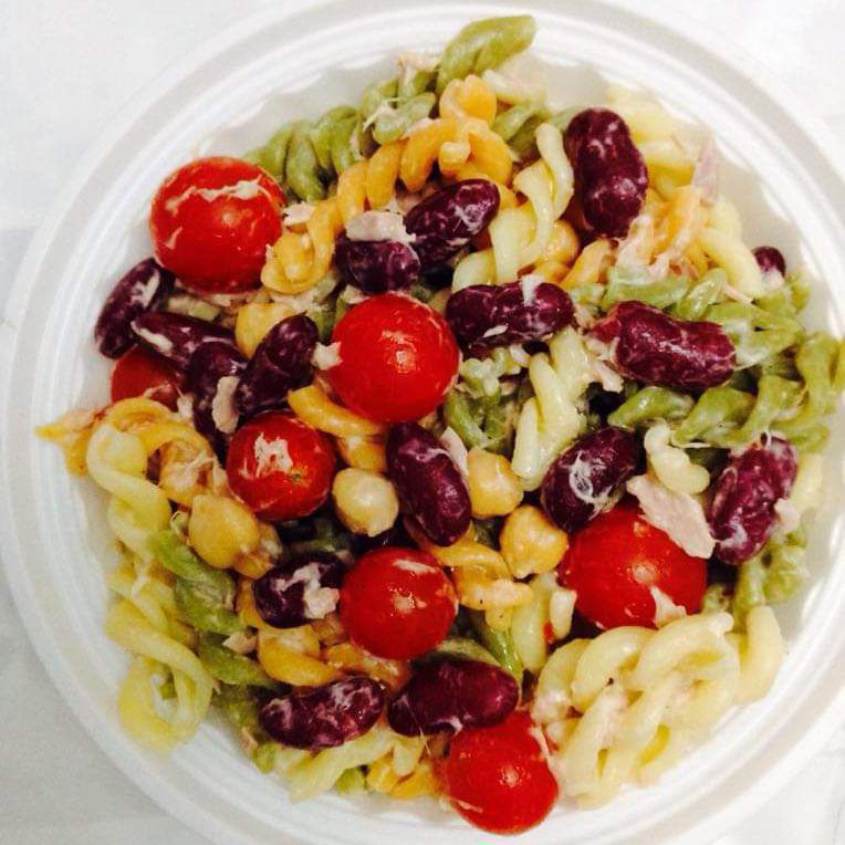 سلطه فراخ بالخضروات والمكرونه محسوبه السعرات للدايت