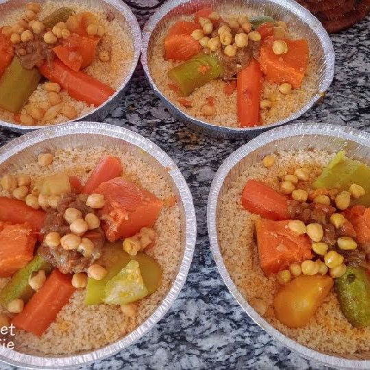 وجبة يوم الجمعة 
كسكس بالسميد القمح الكامل وزيت الزيتون صنع منزلي +الخضر+ااحمص+التفاية(البصل والزبيب معسلين)