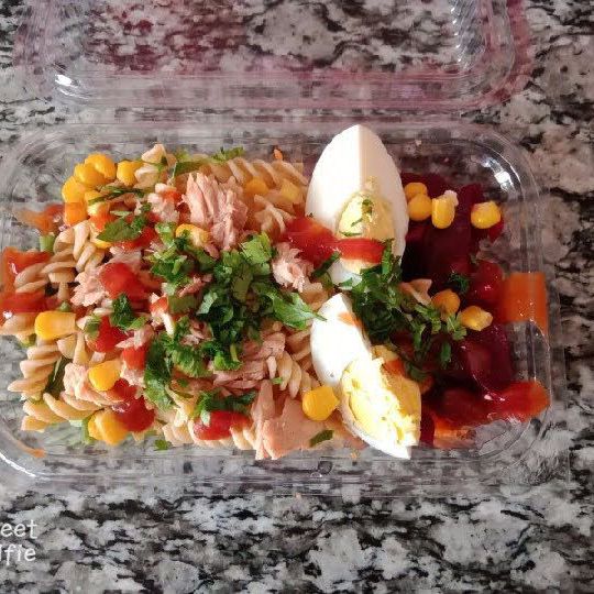 سلطة متنوعة(الباربا،جزر،بطاطس،خيار،معجنات او ارز،خس،طماطم ،بيض)،