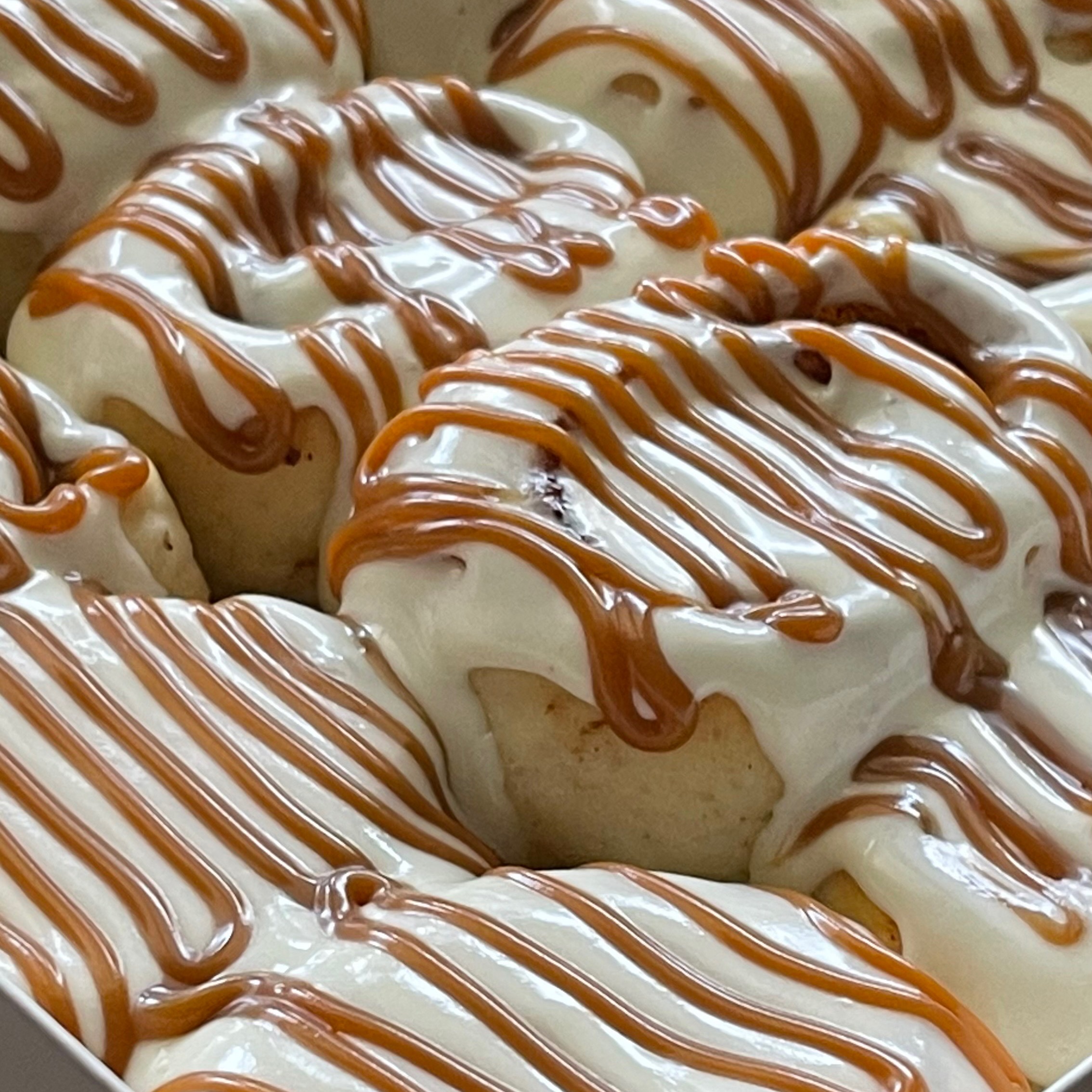 لفائف القرفة مثل الغيوم بكريمتنا المميزه مع الكراميل المحضر منزلياً ٦ حبات