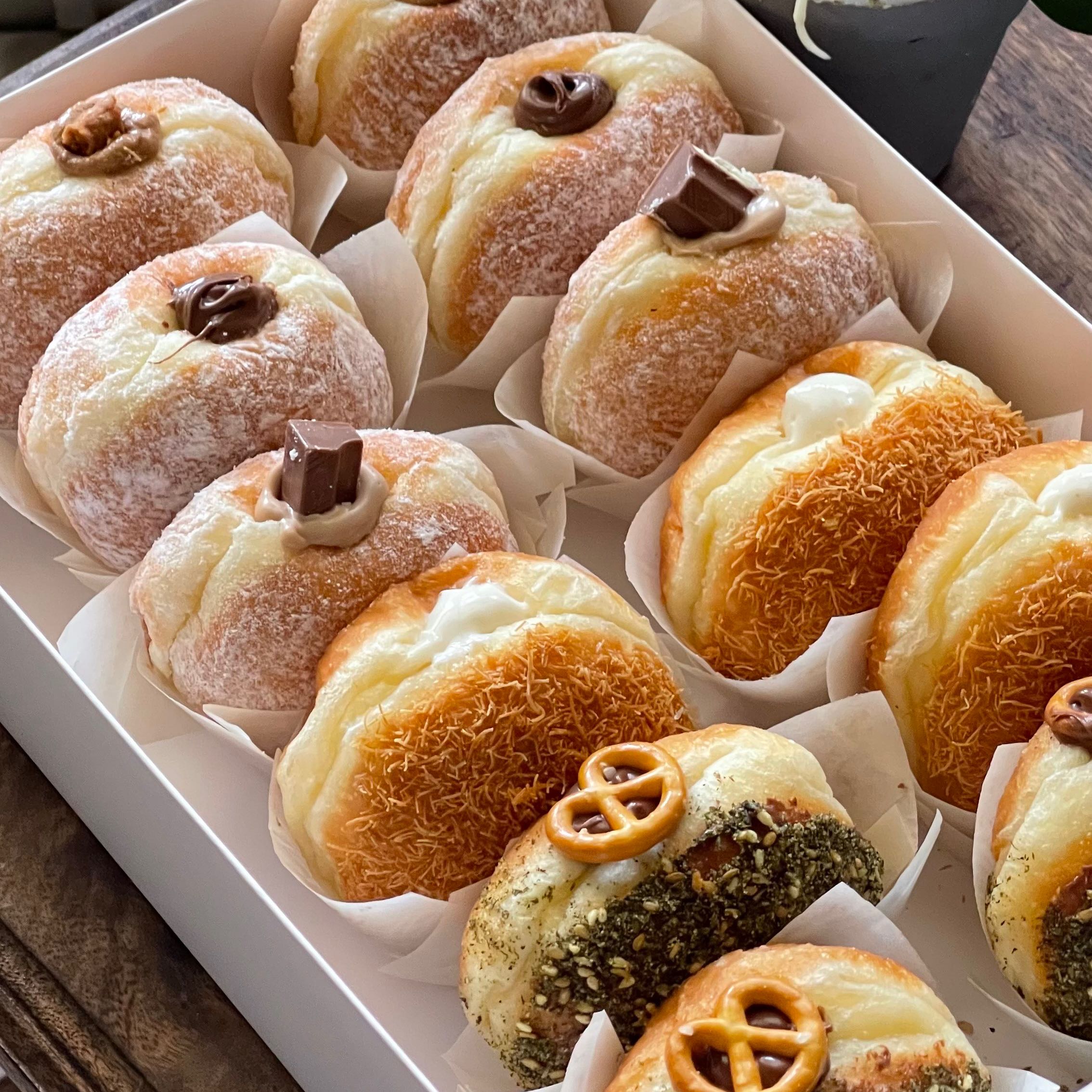 غيوم من الدونات الهشه اللذيذه محشيه بحشوات من اختياركم (كاسترد -شوكلت -كندر-مهلبيه بالكنافه-تشوكلت بالزعتر )