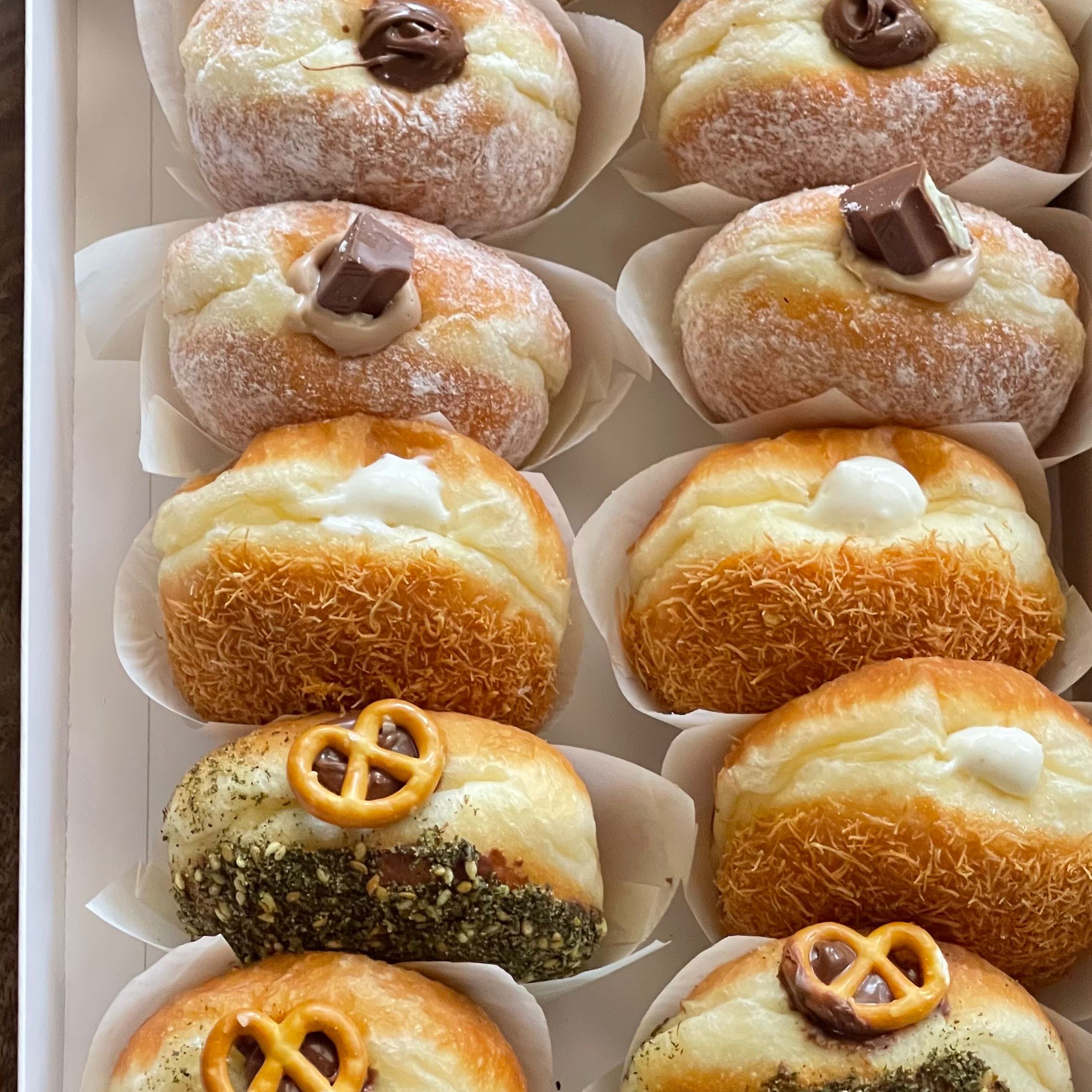 غيوم من الدونات المحشوه حشوات من اختياركم (كاسترد -تشوكلت -كندر -تشوكلت زعتر -مهلبيه بالكنافه)