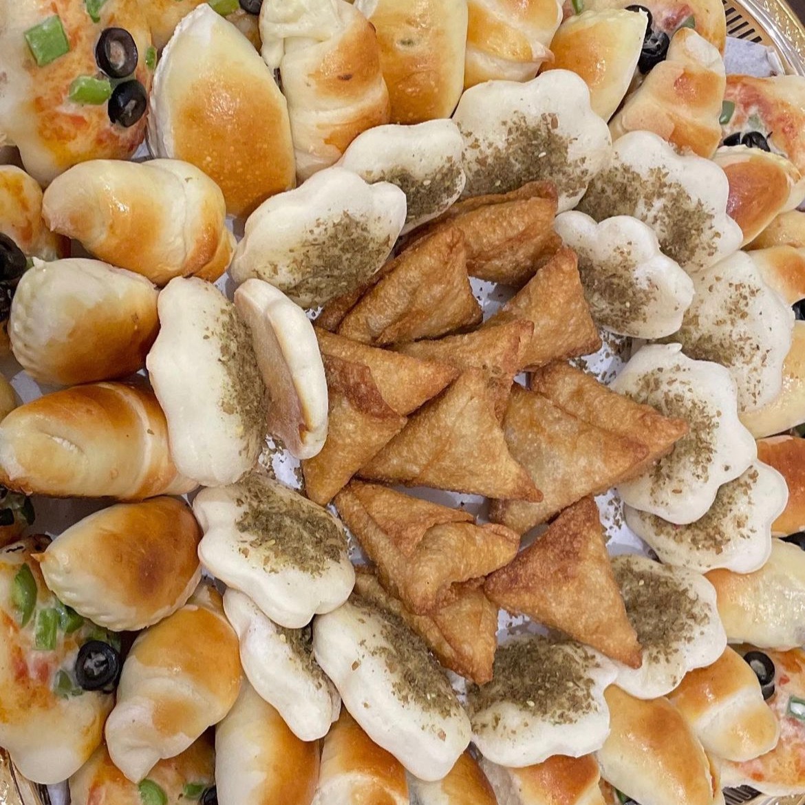 صحن معجنات فيه ٧٠ حبه