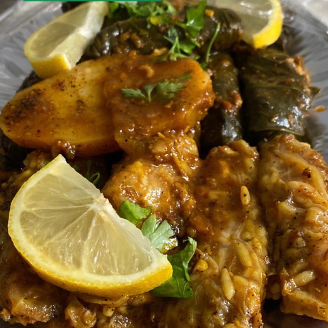 الصحن مكس نص ورق عنب ونص ملفوف