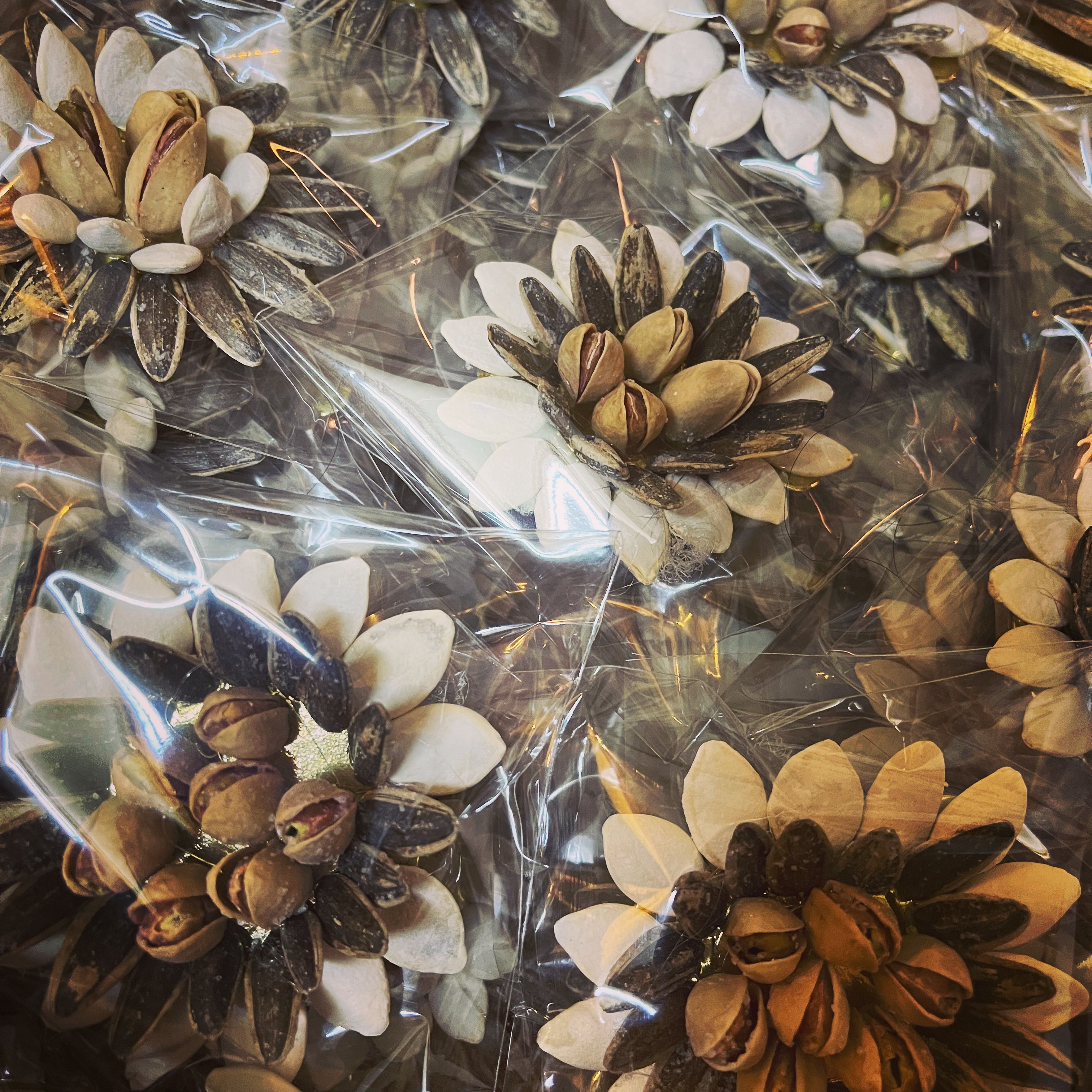 زهرة من المكسرات تقدم للضيافة في المناسبات