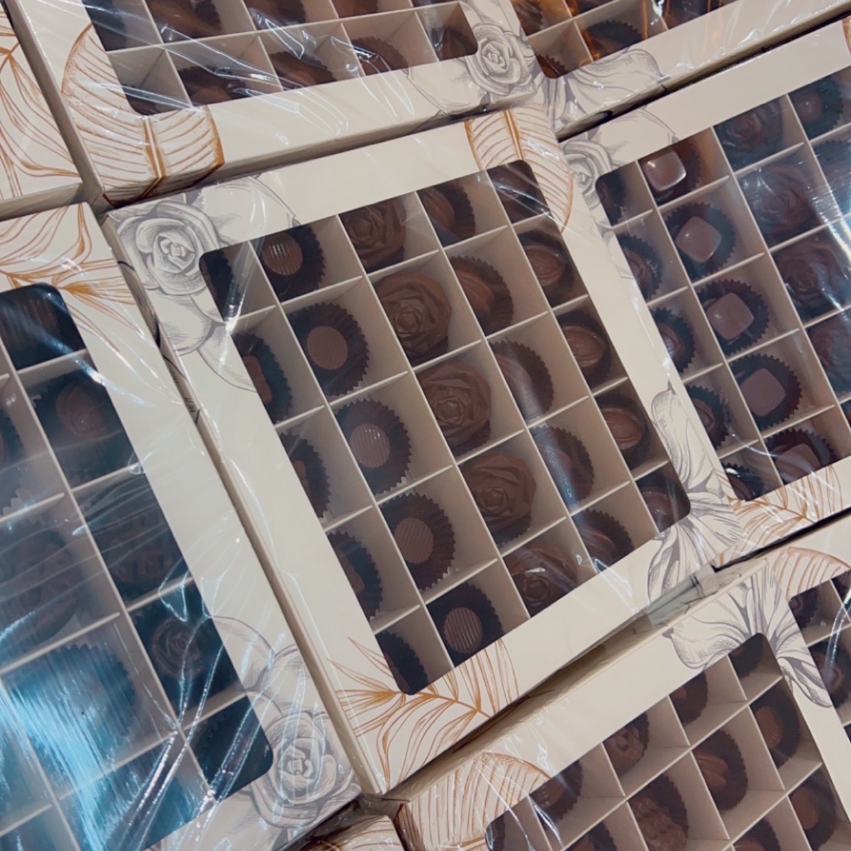 بوكس شكلاته بلجيكيه حشوات متنوعه ولذيذه