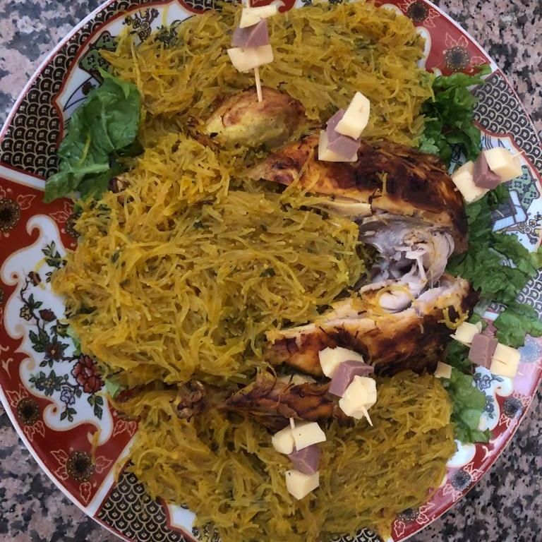 دجاجة محمرة ومعمرة بحشوة خطيرة