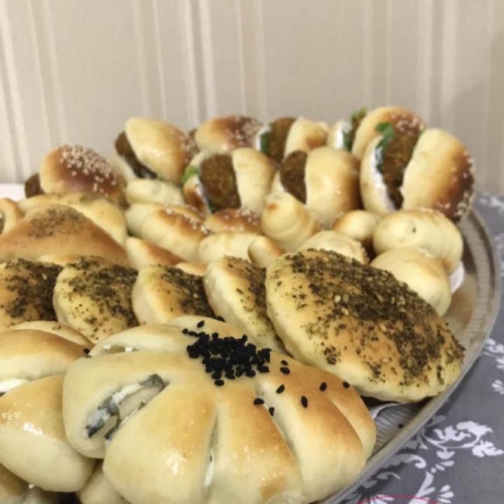 صحن معجنات مشكلة وسط