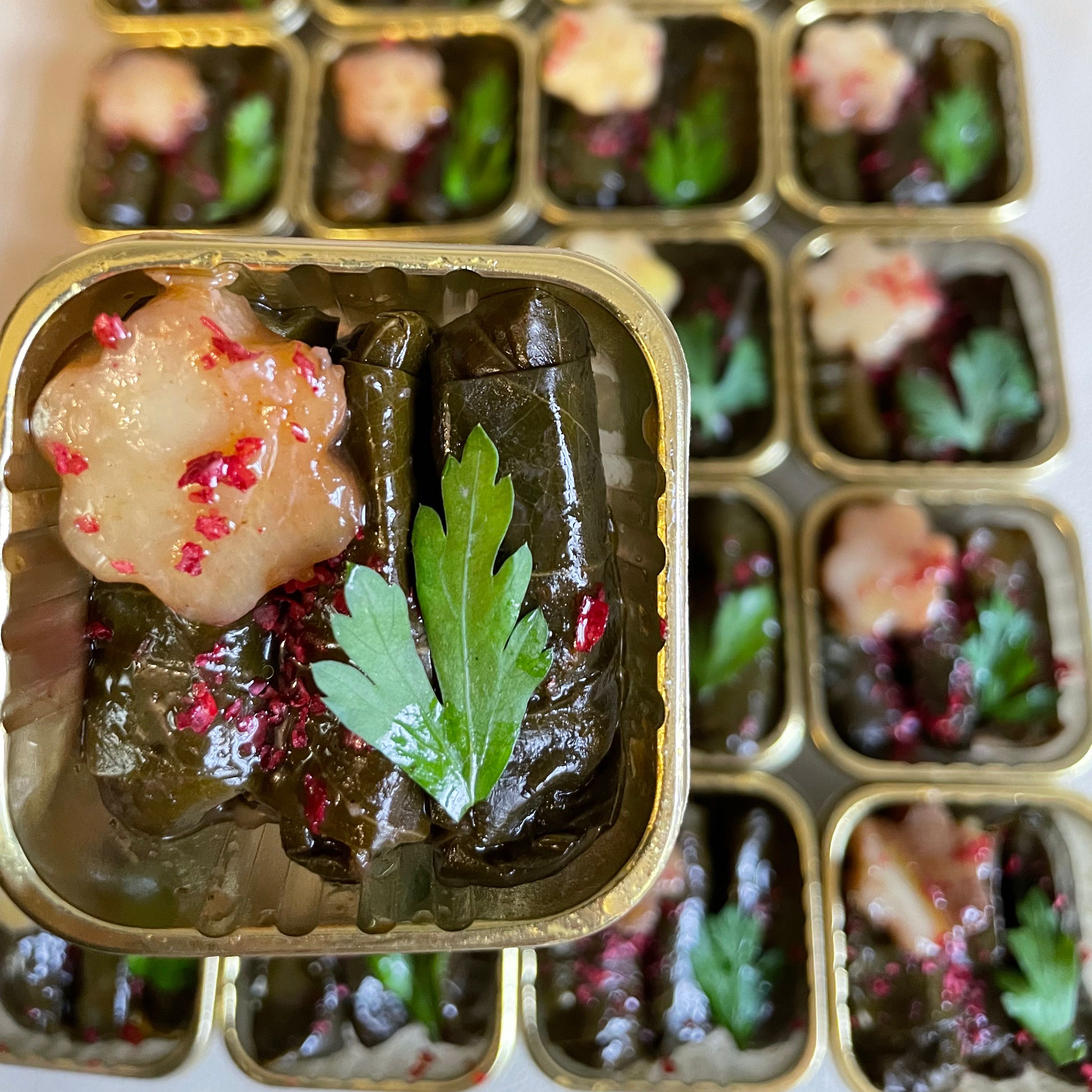 علب توزيعات 
تحوي ٣ حبات ورق عنب "صغيرة" ميني
سعر العلبة ٤ ريال