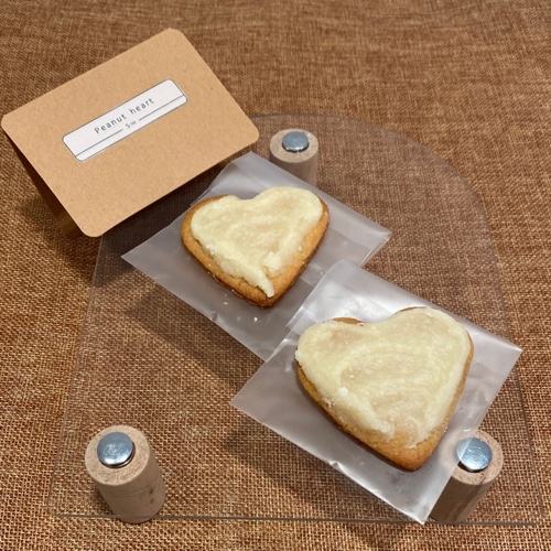 peanut heart 
for all the peanut butter lovers we present to you a peanut butter cookie glazed with vanilla