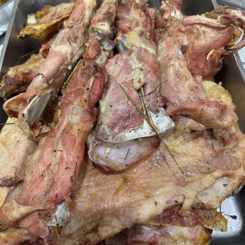 ويوجد لحم حنيذ جنوبي بالمرخ تيوس عوارض بلدي