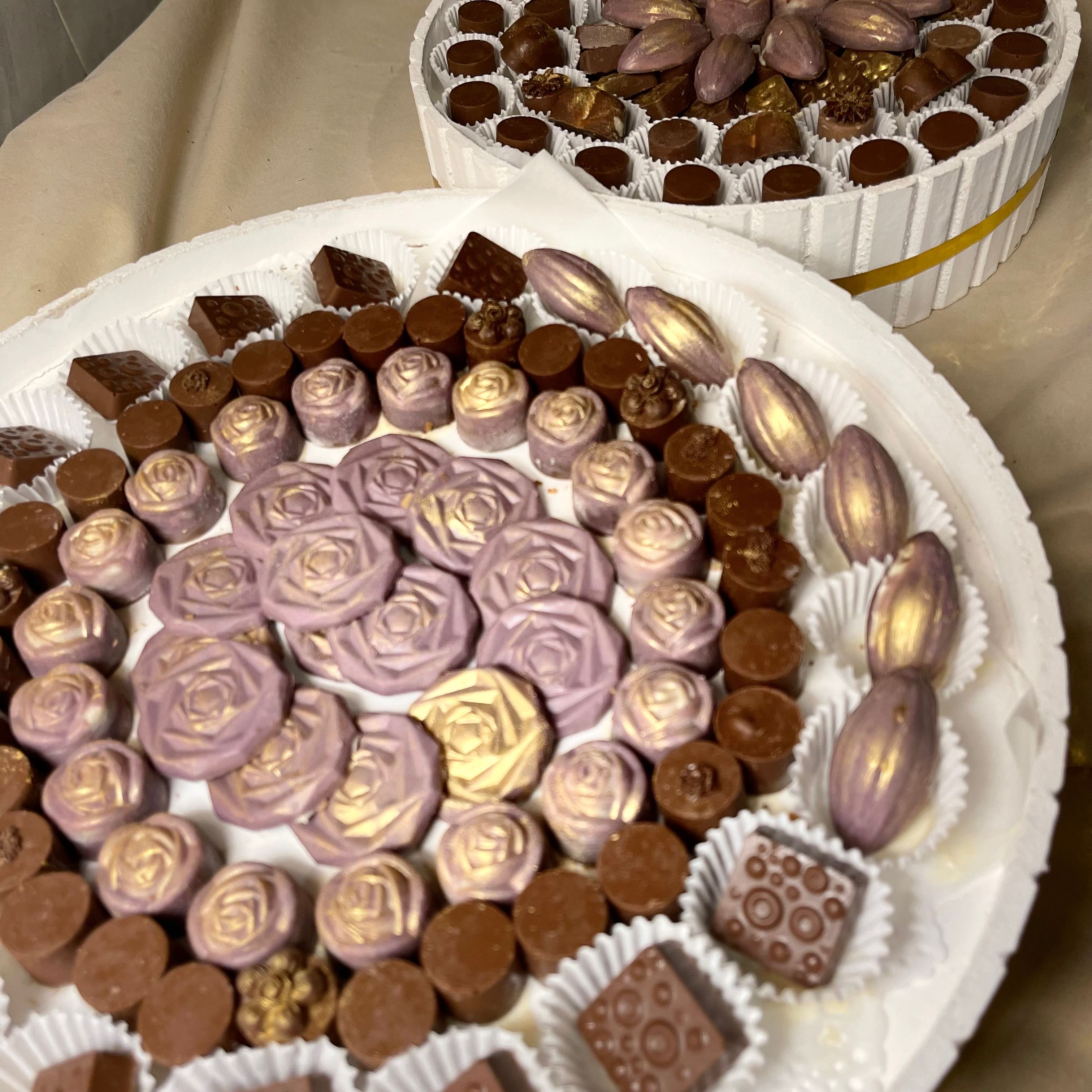 شوكلاته بلجيكية بحشوة الكيندر والتشيز كيك 💜
٨٠ حبه ب١٦٠ ريال