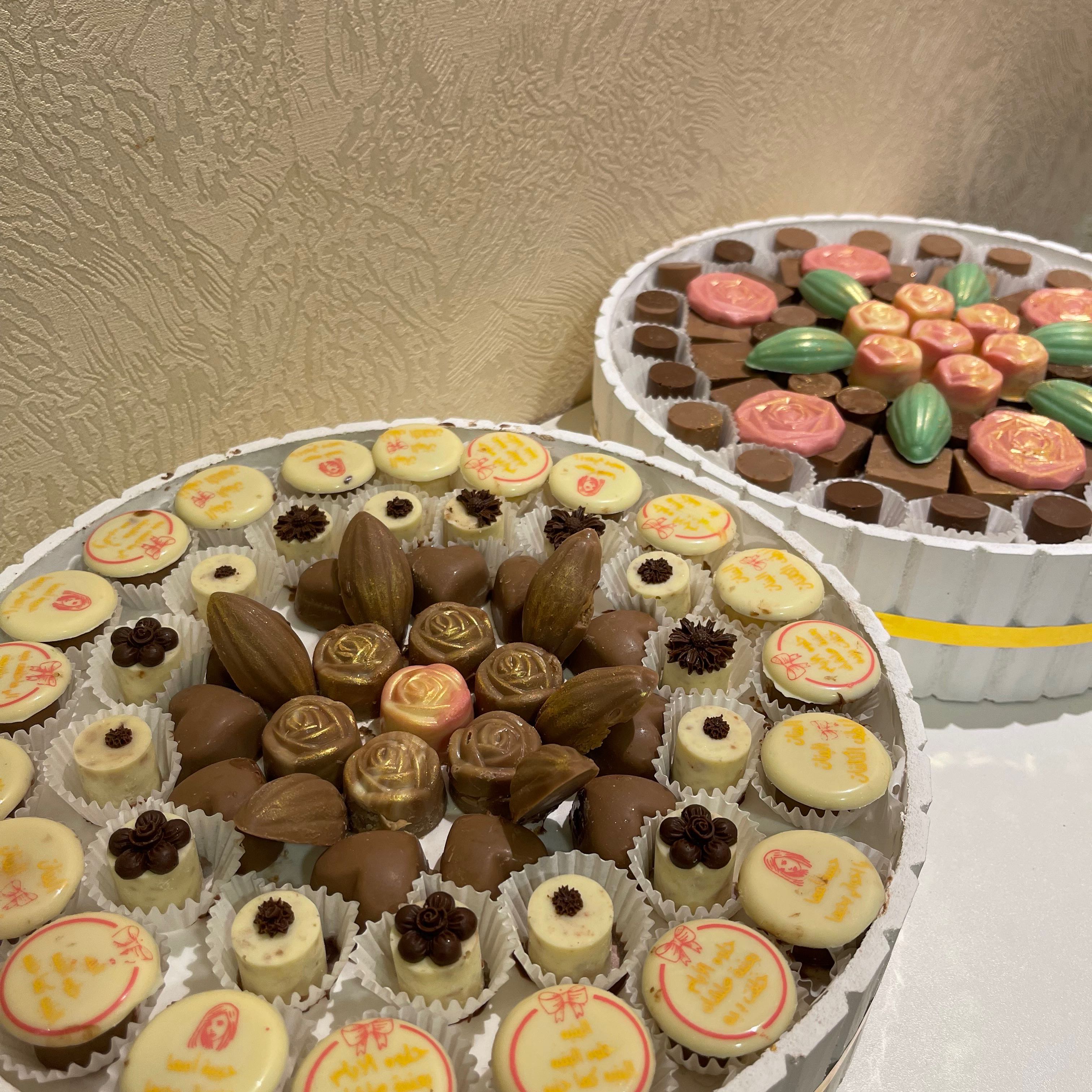 تجهيز صينية بيبي 
شوكلاته بلجيكية بحشوات مختلفه 
مع اضافة اللوقو والورد الزينة ❤️👶