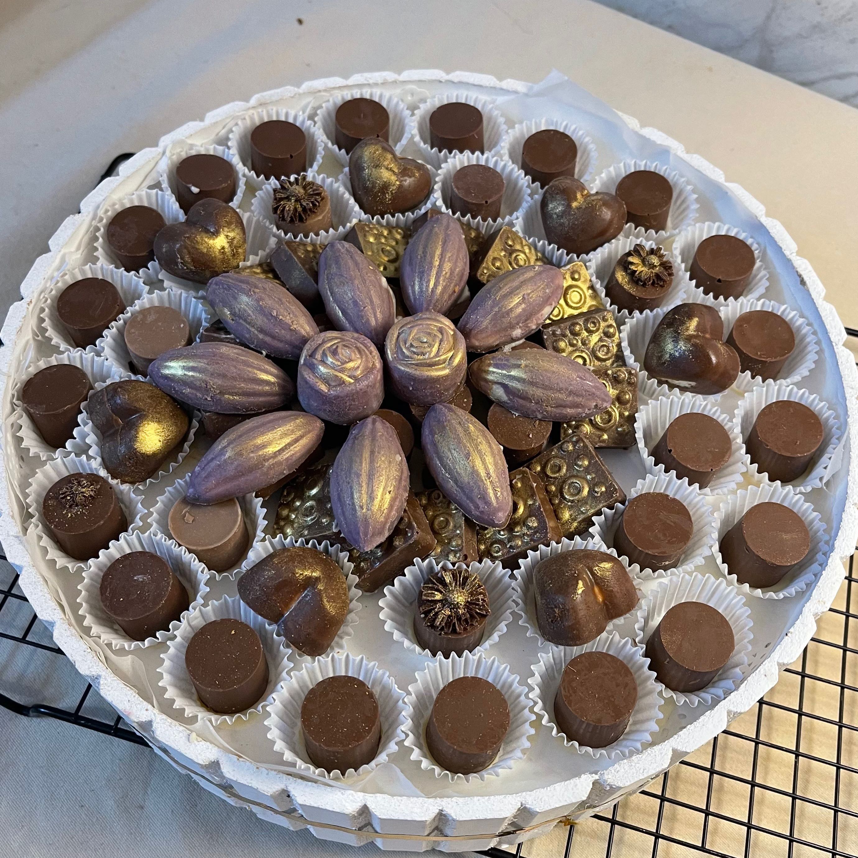 صينية فيها ٧٥ حبه بحشوات مختلفة 
بالون الموف والذهبي 💜