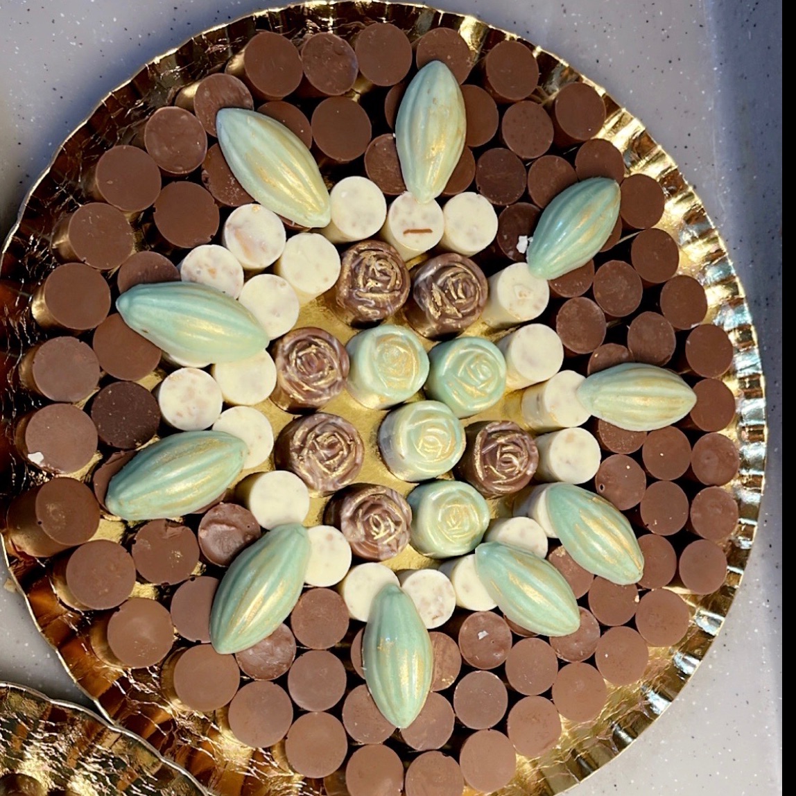 شوكلاته بلجيكية 
حشوات مختلفه 
الوان رائعة اخضر وبني وابيض