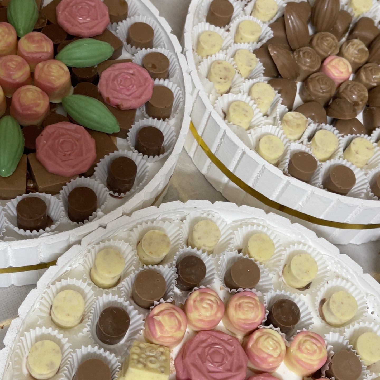 تجهيز ثلاث صواني💕🌷
كل صينيه متوفر فيها ٧٥ حبه 
بحشوات مختلفة ورائعة