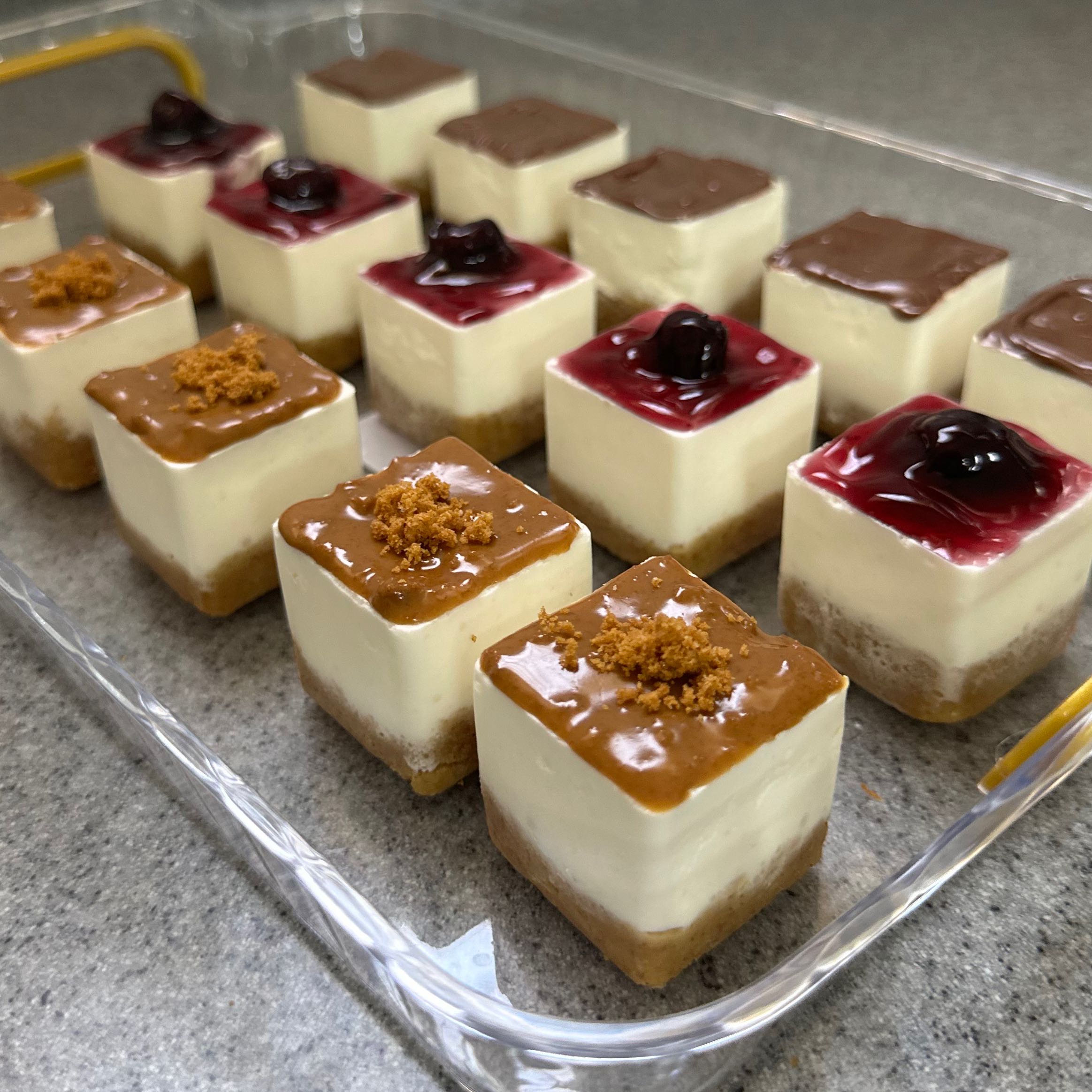 تشيز كيك 
الكميه على حسب الطلب تبدا من 12 حبه ب25 
الحشوات :
لوتس  
نوتيلا 
مانجو 
توت 
فستق