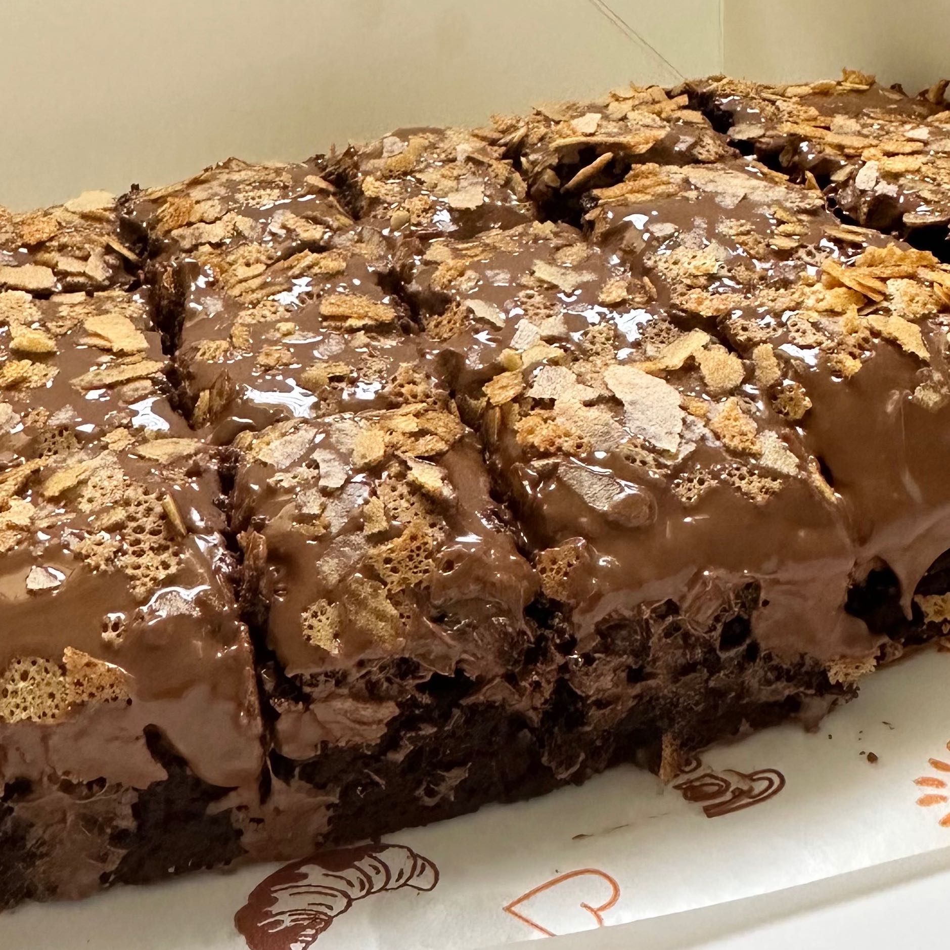 كيكة الشوكلت والقهوه 
البوكس ب40﷼  يكفي ل5 اشخاص.